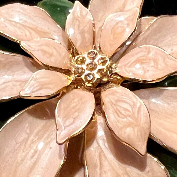 Poinsettia Brooch / Pin, Cream Color Swirled Enamel Gold Tone Christmas, Holiday - Picture 5 of 9